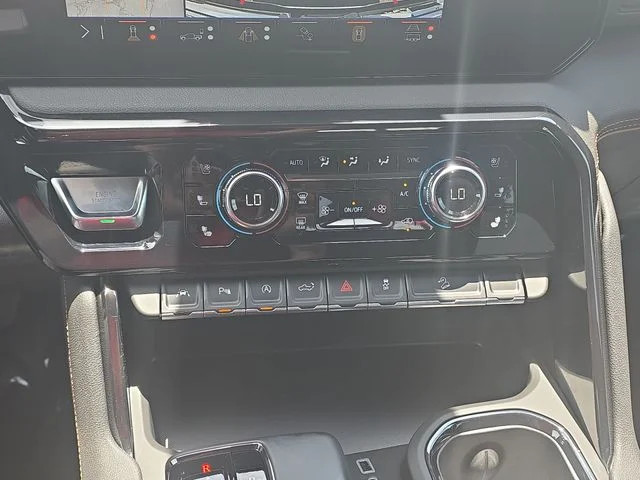 Used 2025 White GMC AT4 image 25