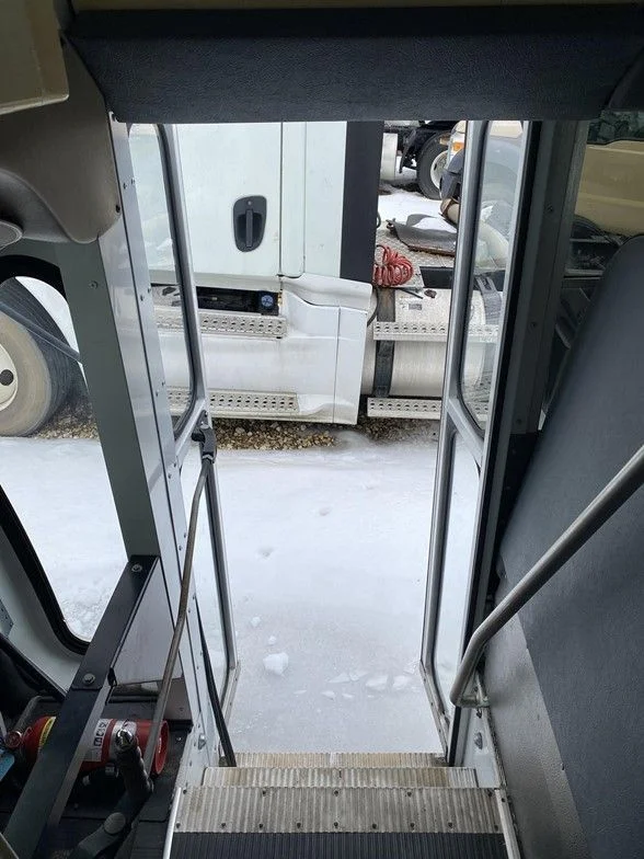 Used 2007 White Chevrolet Work Van image 22
