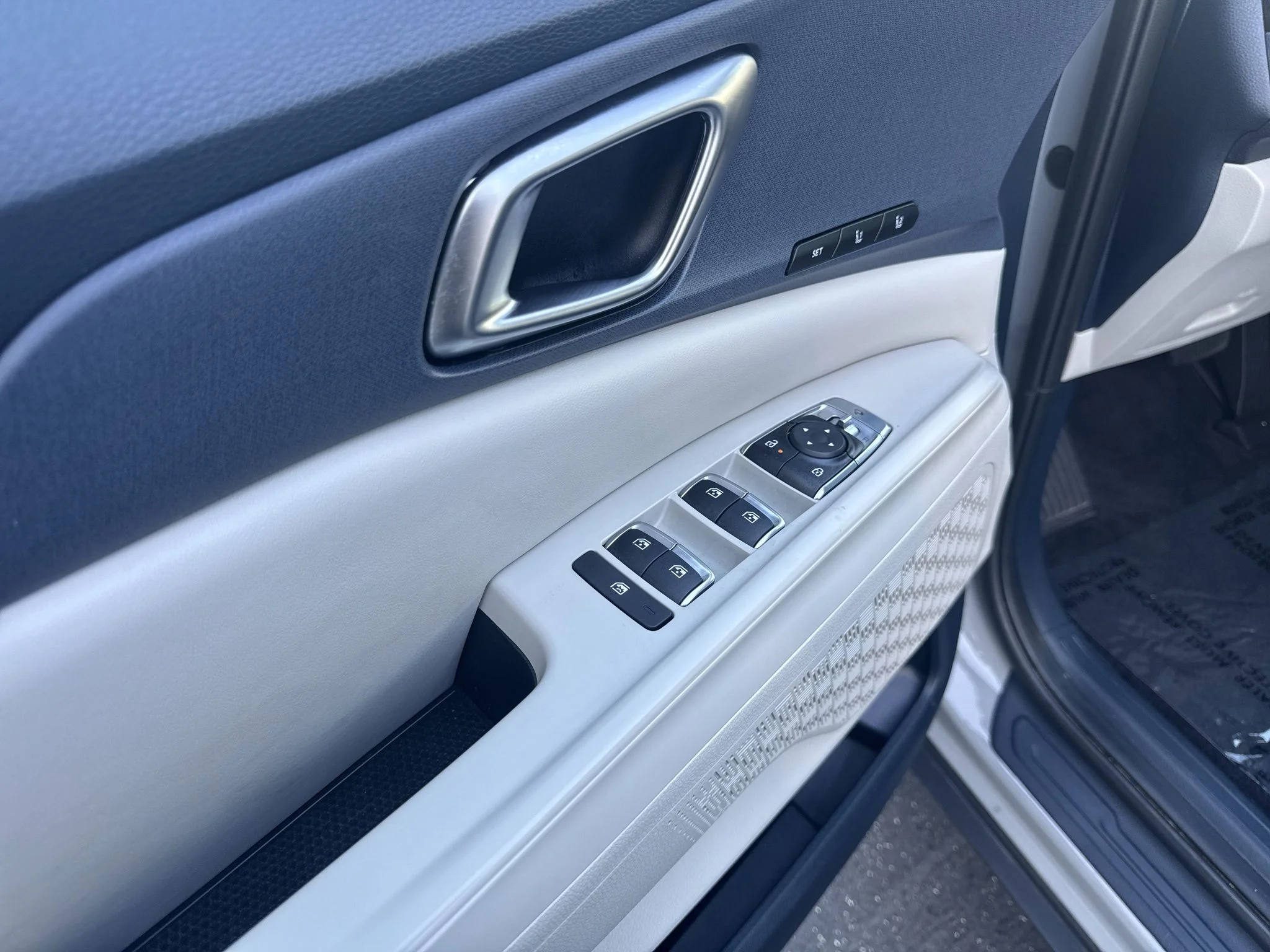 Used 2025 CERAMIC SILVER Kia EX image 13