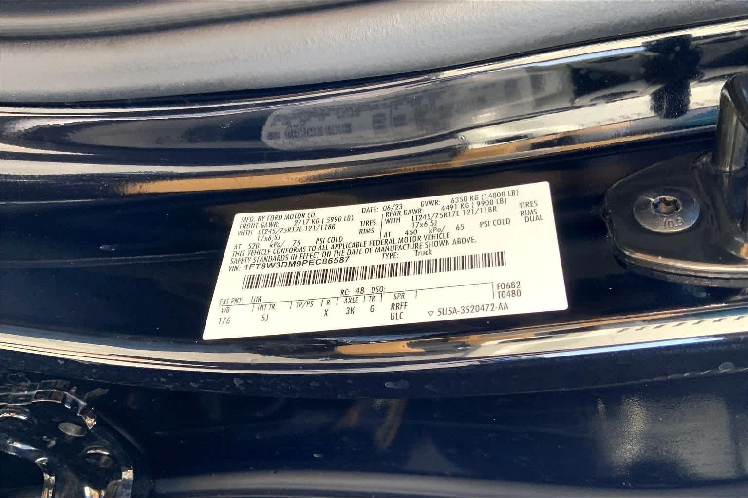 Used 2023 Agate Black Metallic Ford LARIAT image 34