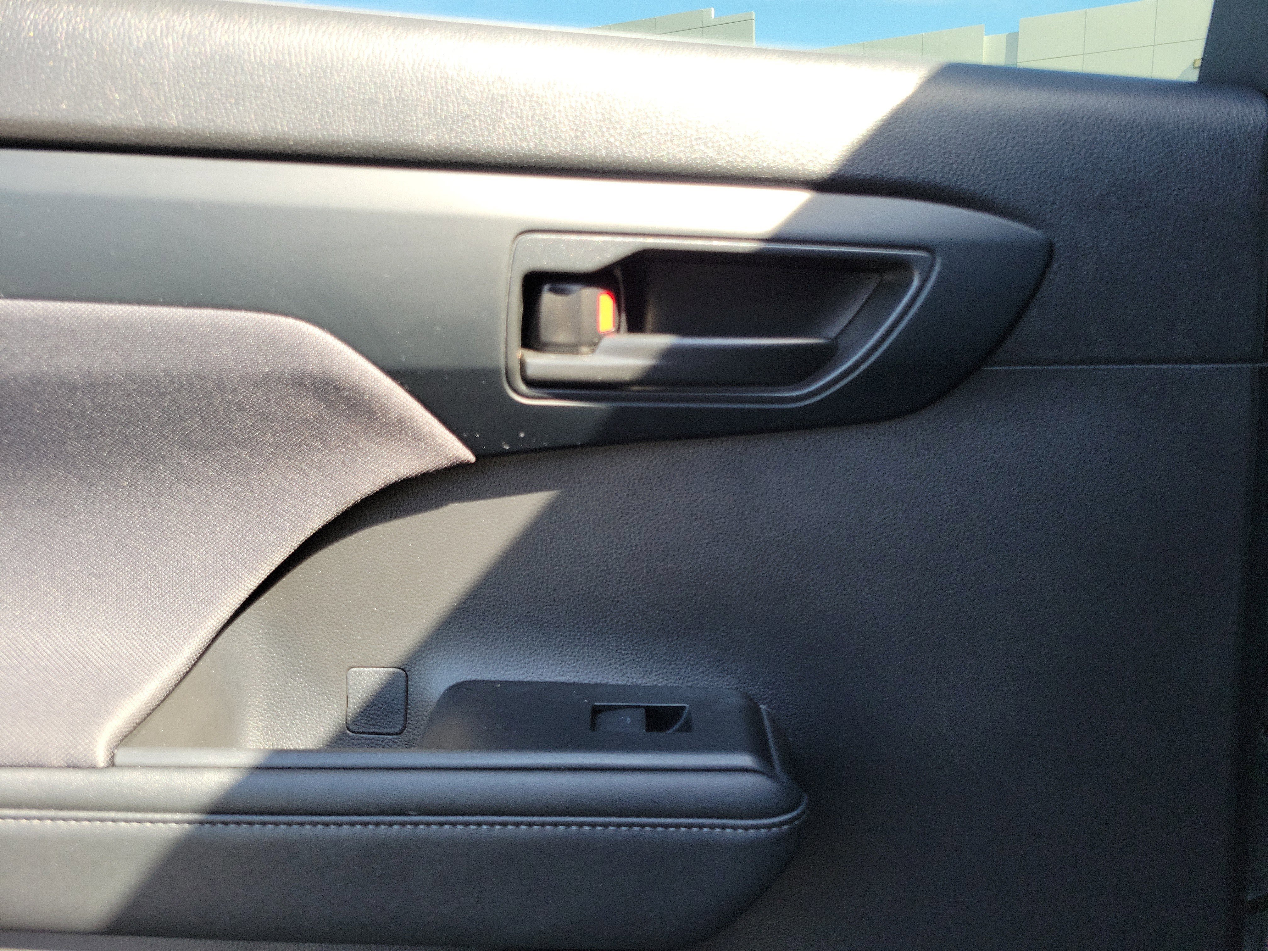 2024 Toyota Highlander LE - Photo 12