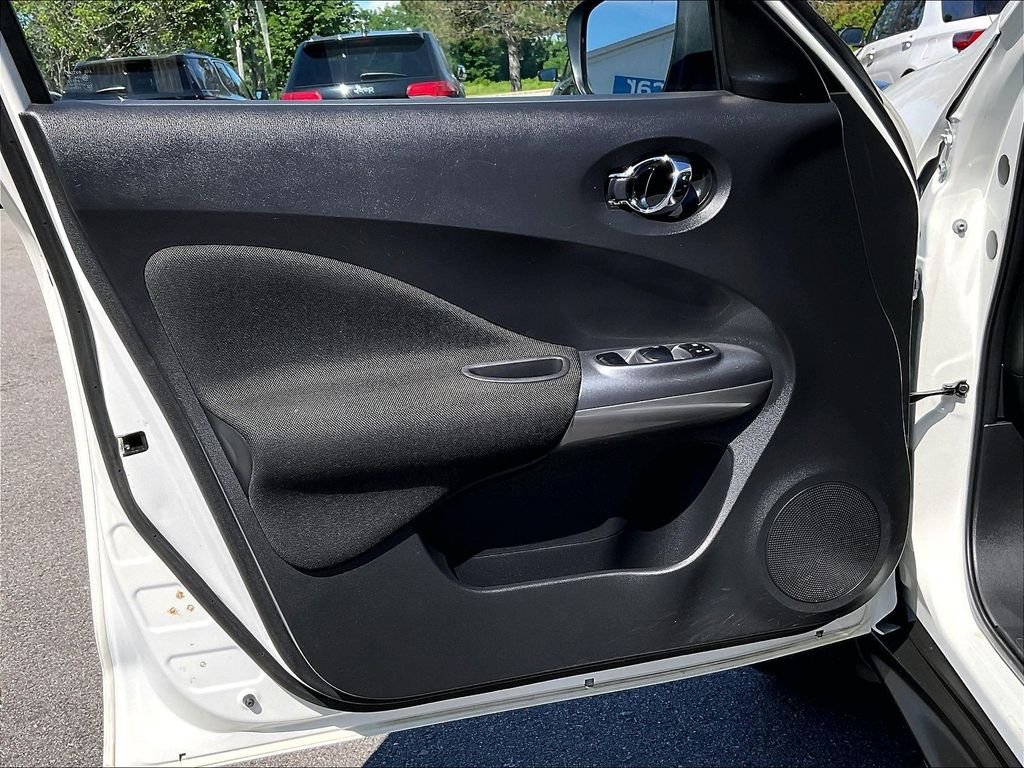 Used 2016 White Nissan SV image 9