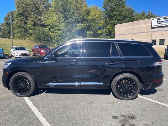 Used 2022 Black Lincoln Reserve image 2