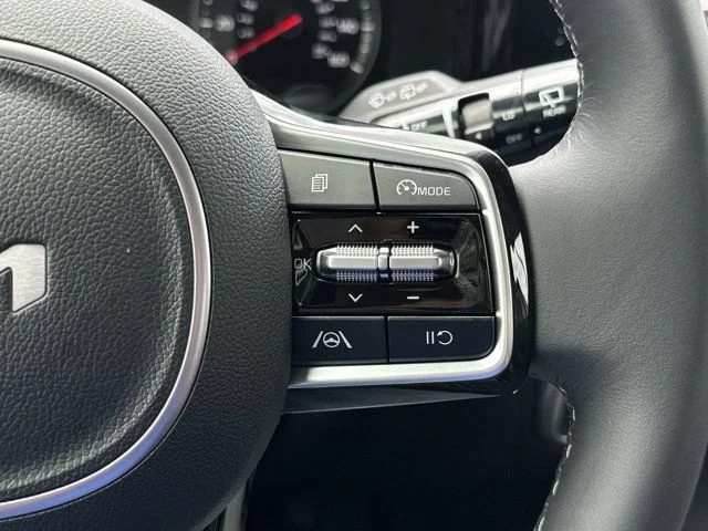 Used 2023 White Kia S image 27