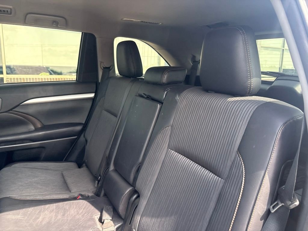 Used 2016 Gray Toyota LE V6 image 34