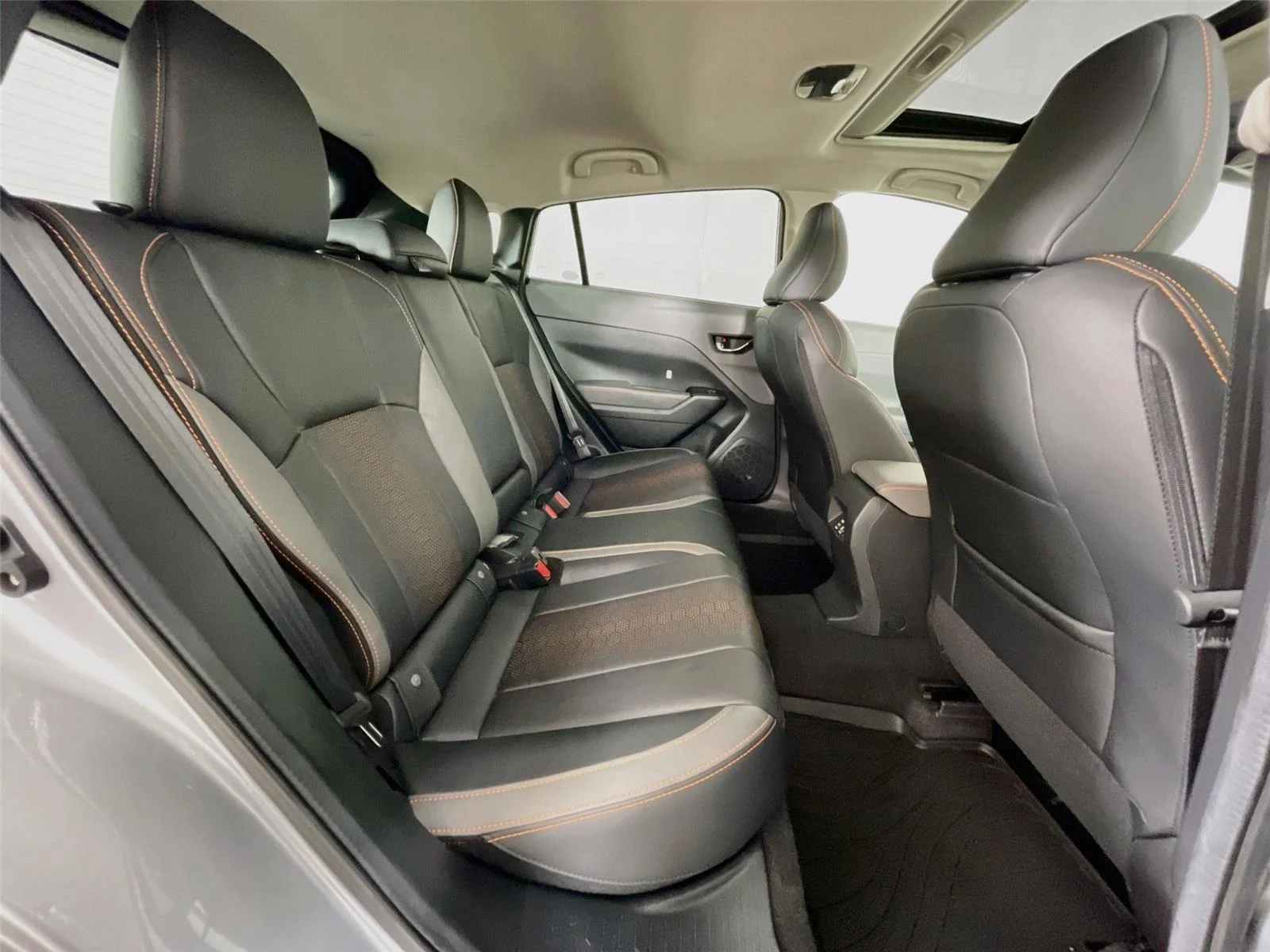 Used 2025 Ice Silver Metallic Subaru Limited image 30