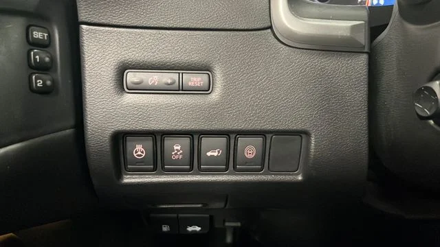 Used 2020 Super Black Metallic Nissan Platinum image 32