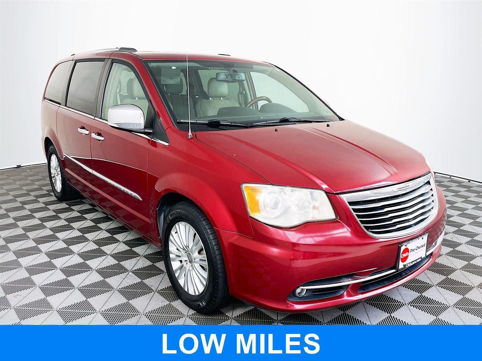 2014 Chrysler Town & Country Limited's photo