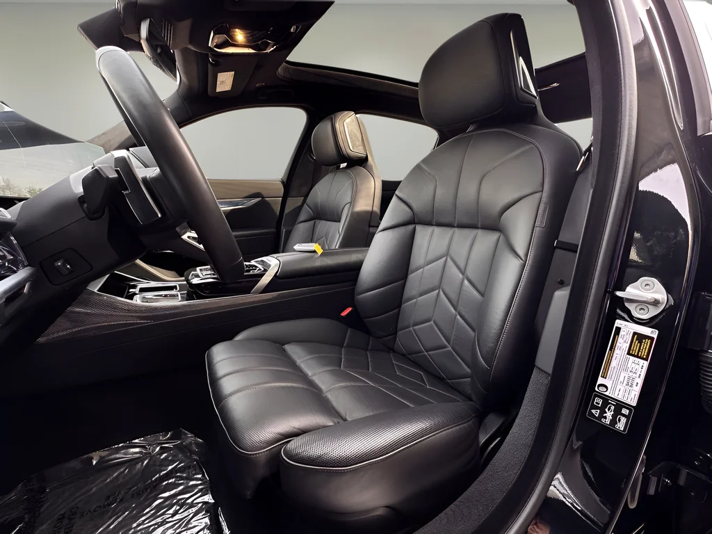 2025 BMW 7 Series 760i - Photo 9