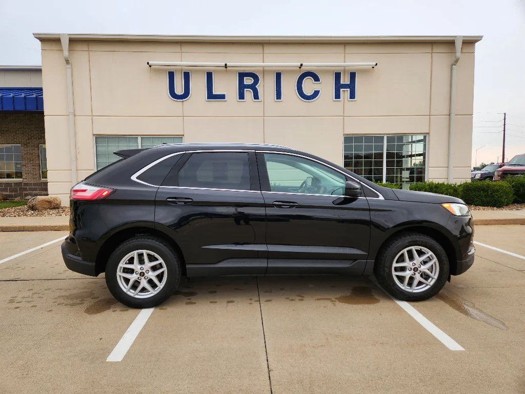 Used 2024 Agate Black Metallic Ford SEL image 11