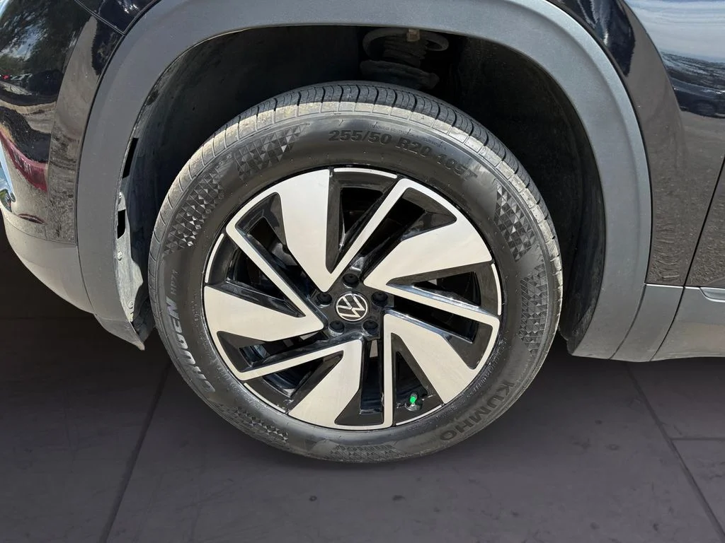 Used 2025  Volkswagen 2.0T SE w/Technology image 9