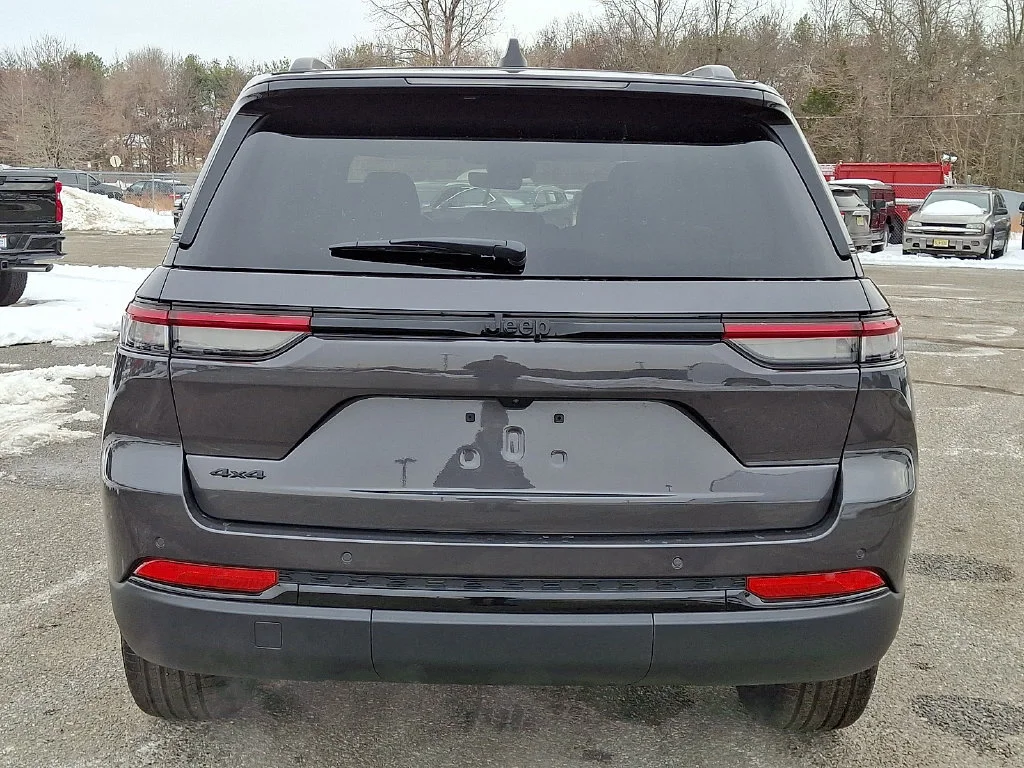 New 2025 Baltic Gray Metallic Clear-Coat Exterior Paint Jeep Limited image 7
