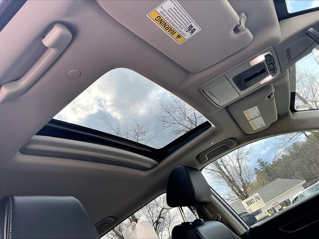 Used 2024 White Honda EX-L image 18