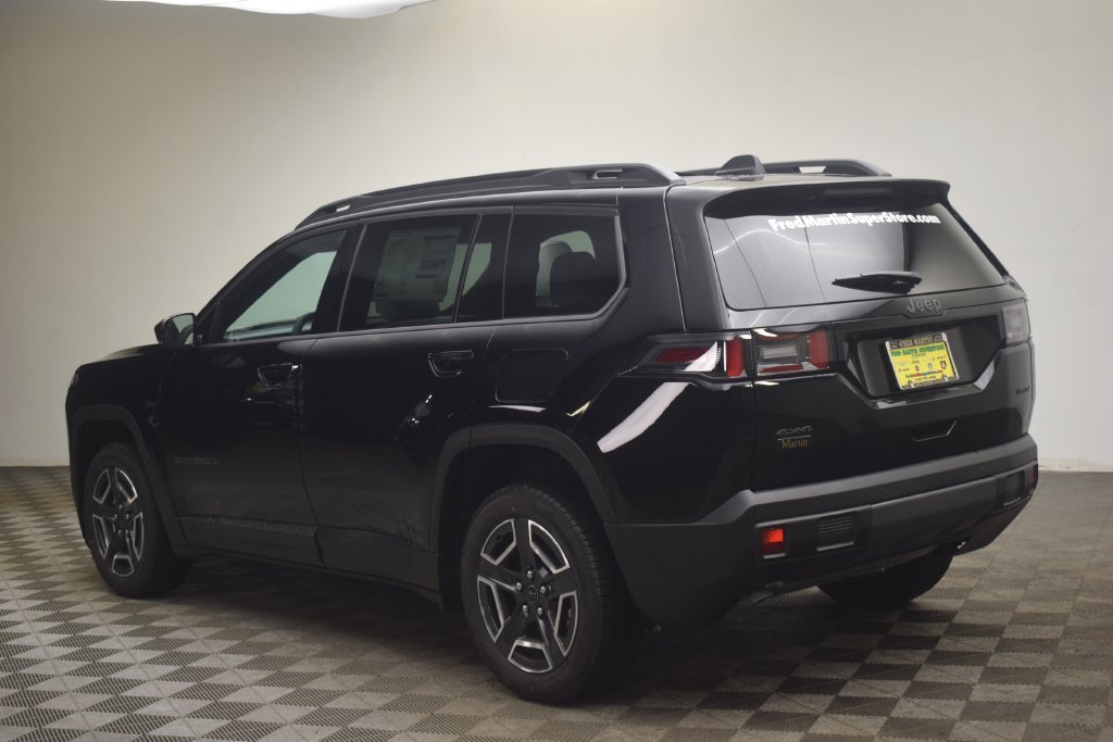 New 2026 Diamond Black Crystal Pearl-Coat Exterior Paint Jeep Limited image 19
