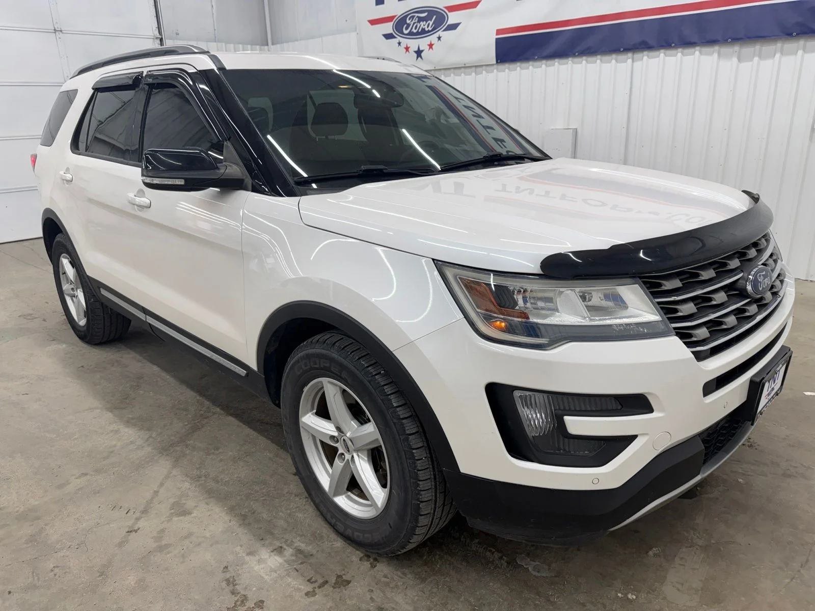 Used 2016 White Platinum Clearcoat Metallic Ford XLT image 2