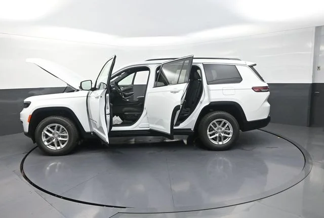 New 2026 Bright White Clear-Coat Exterior Paint Jeep Laredo image 33