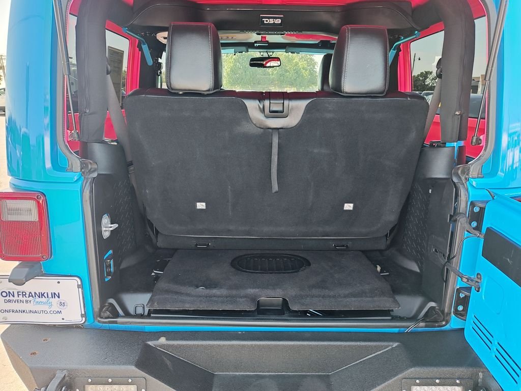 Used 2017 Blue Jeep Sahara image 9