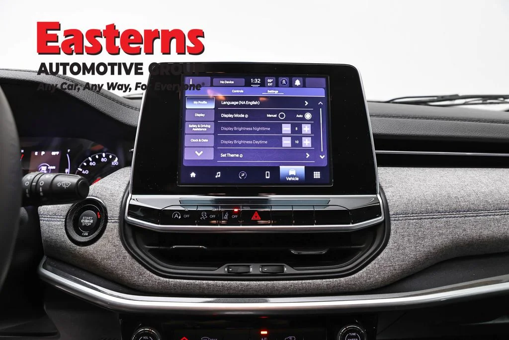 Used 2022 Silver Jeep Latitude image 11