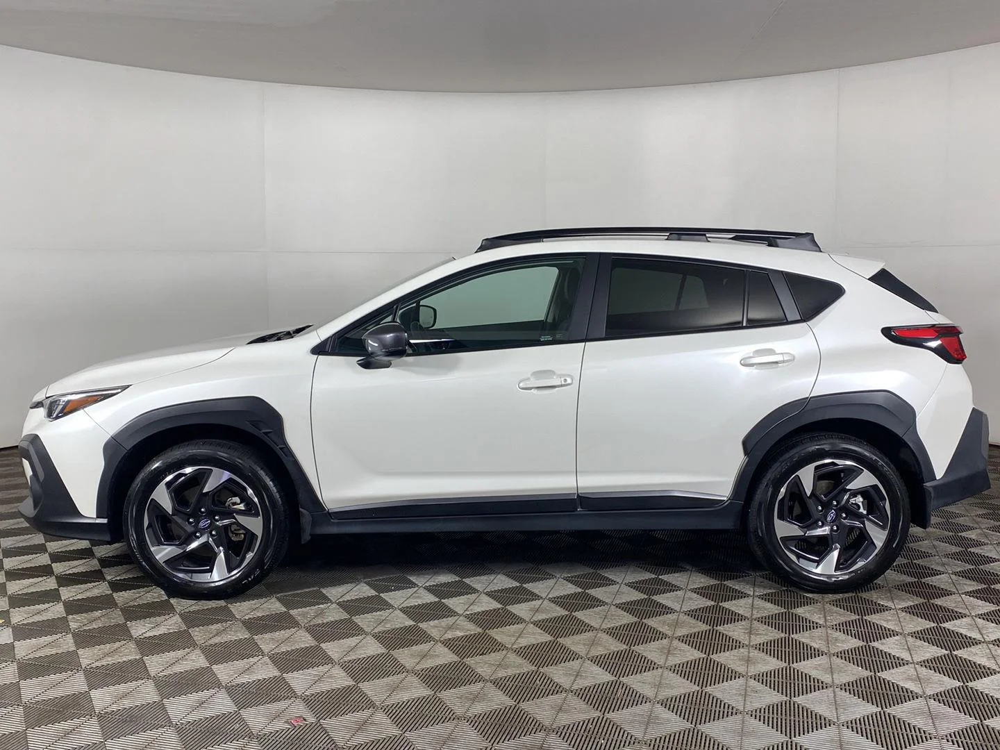Used 2024 Crystal White Pearl Subaru Limited image 3