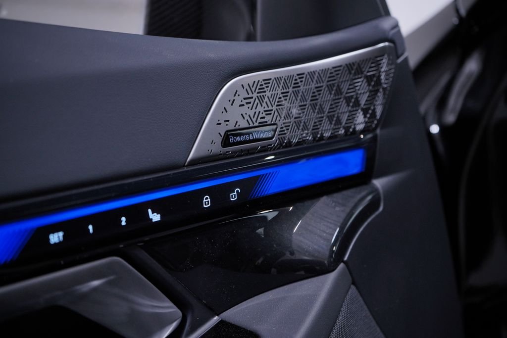 New 2027 Black Sapphire Metallic BMW Base image 25
