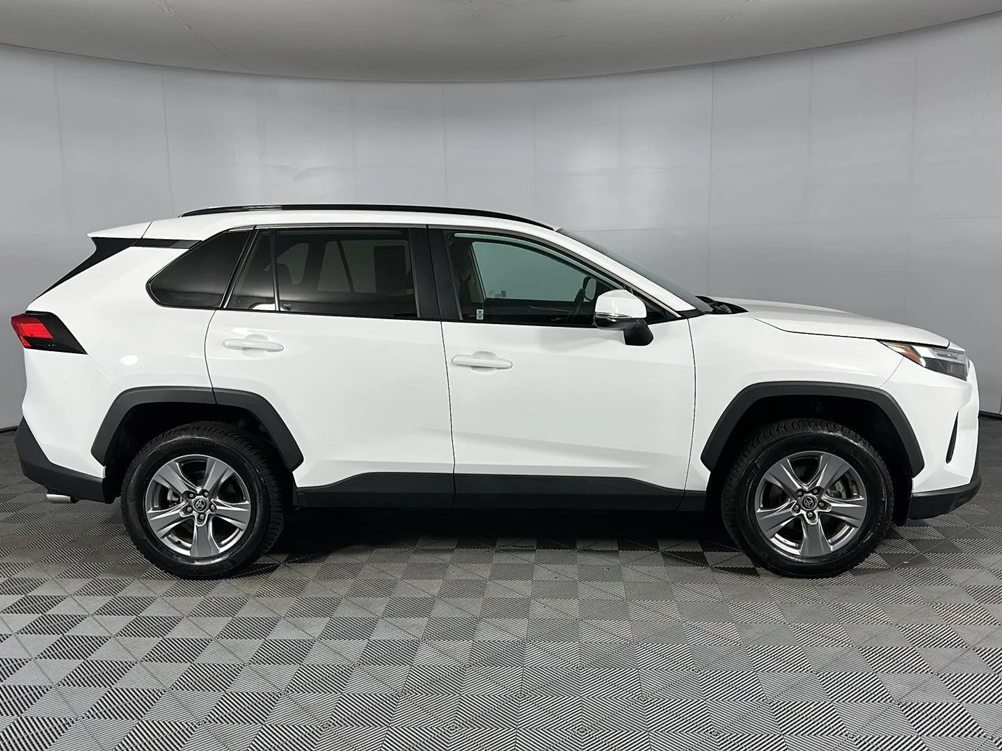 Used 2022 White Toyota XLE image 29