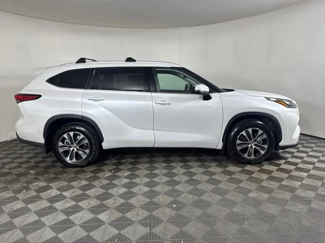 Used 2022 Pearl Toyota XLE image 2