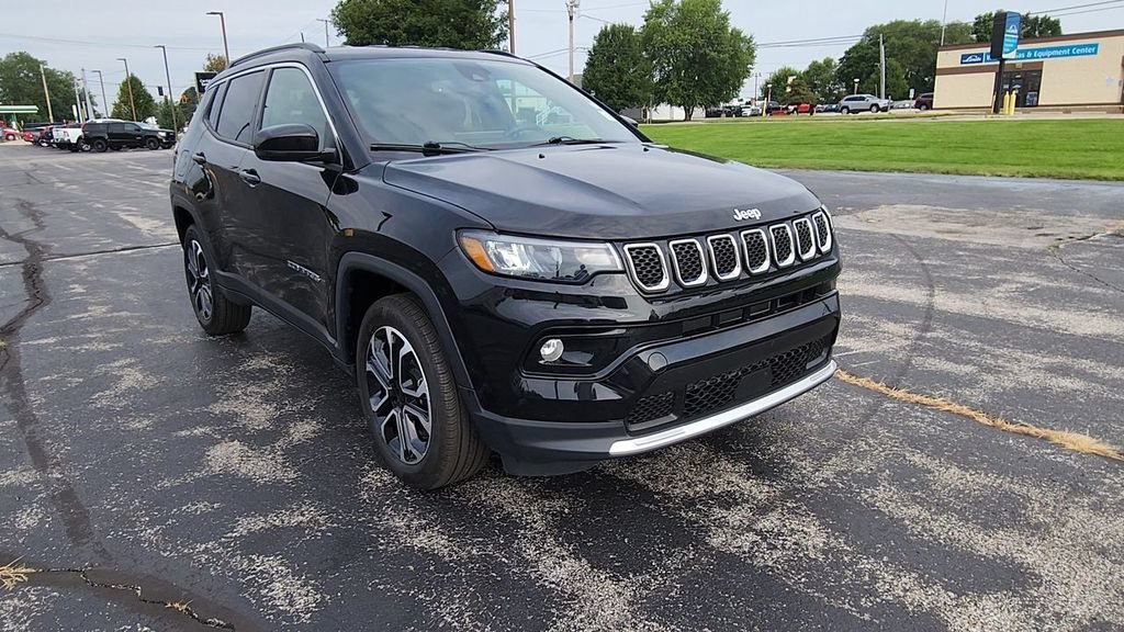 Used 2023  Jeep Limited image 2