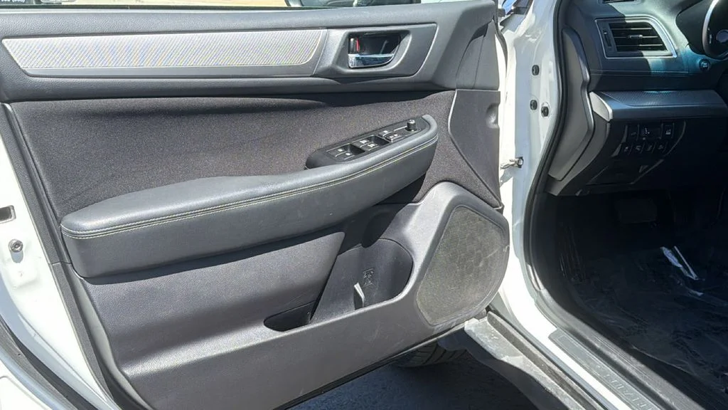 Used 2018 Crystal White Pearl Subaru 2.5i Premium image 23