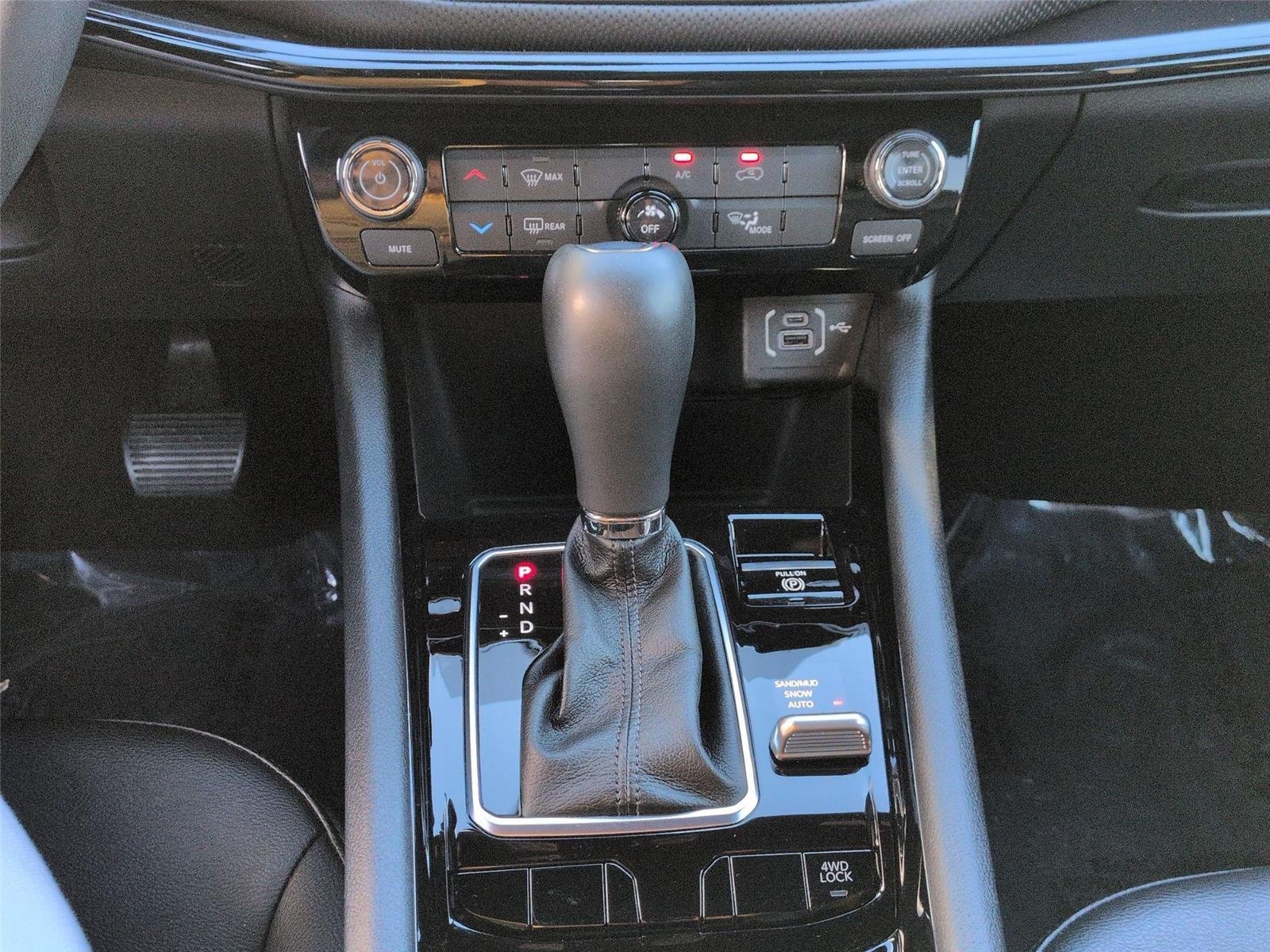 Used 2024 Baltic Gray Metallic Clearcoat Jeep Latitude image 27
