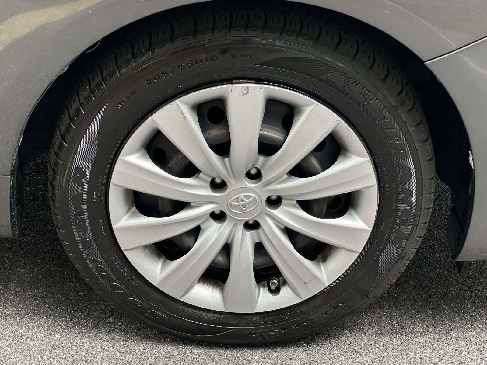 Used 2013 Gray Toyota LE image 23