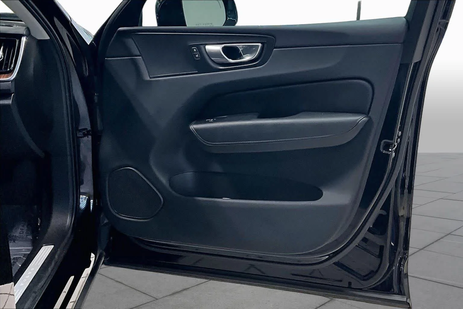 Used 2024 Onyx Black Metallic Volvo Plus Dark Theme image 22
