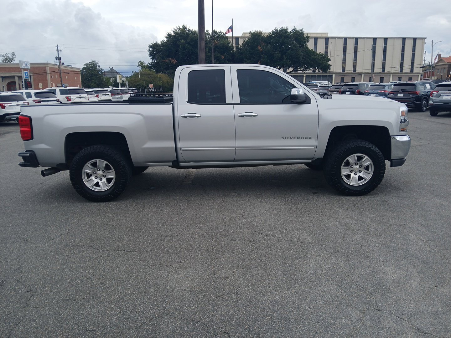 Used 2018 Silver Ice Metallic Chevrolet LT image 4