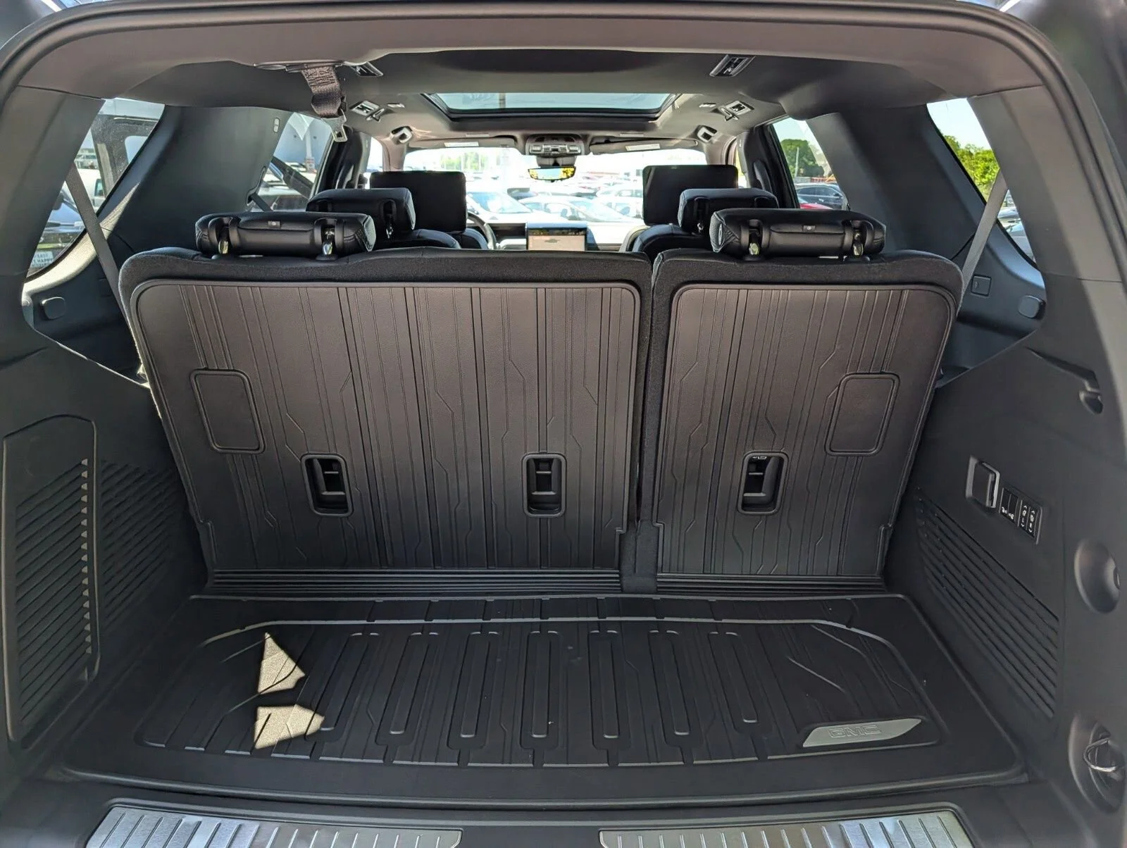 2026 GMC Yukon Denali - Photo 28