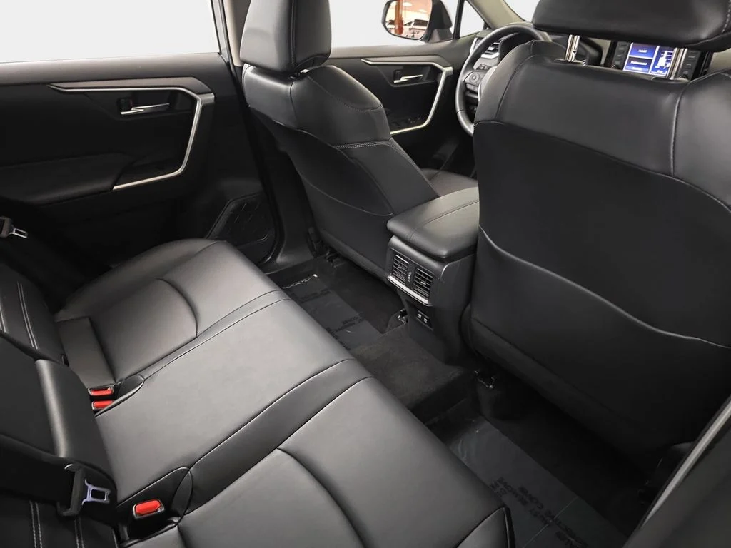 Used 2019 Silver Toyota XLE Premium image 13