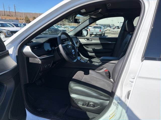 New 2026 Bright White Clear-Coat Exterior Paint Jeep Altitude image 15
