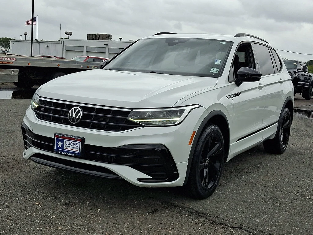 Used 2023  Volkswagen SE R-Line Black image 5