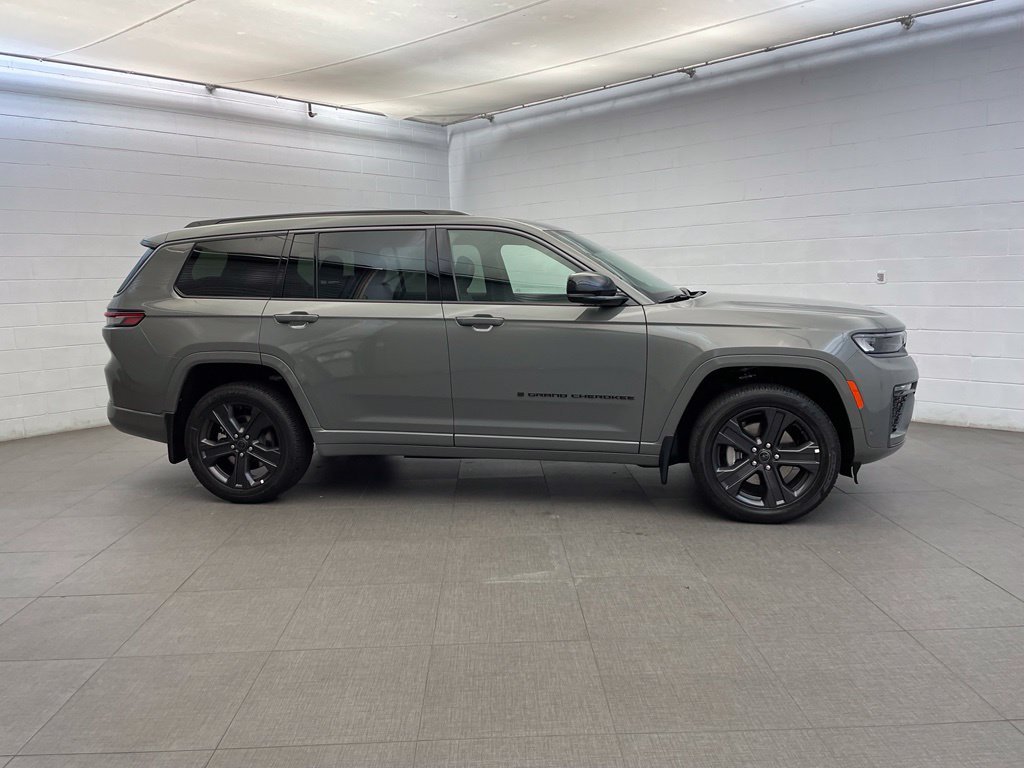 New 2027 Sting-Gray Clear-Coat Paint Jeep  image 2