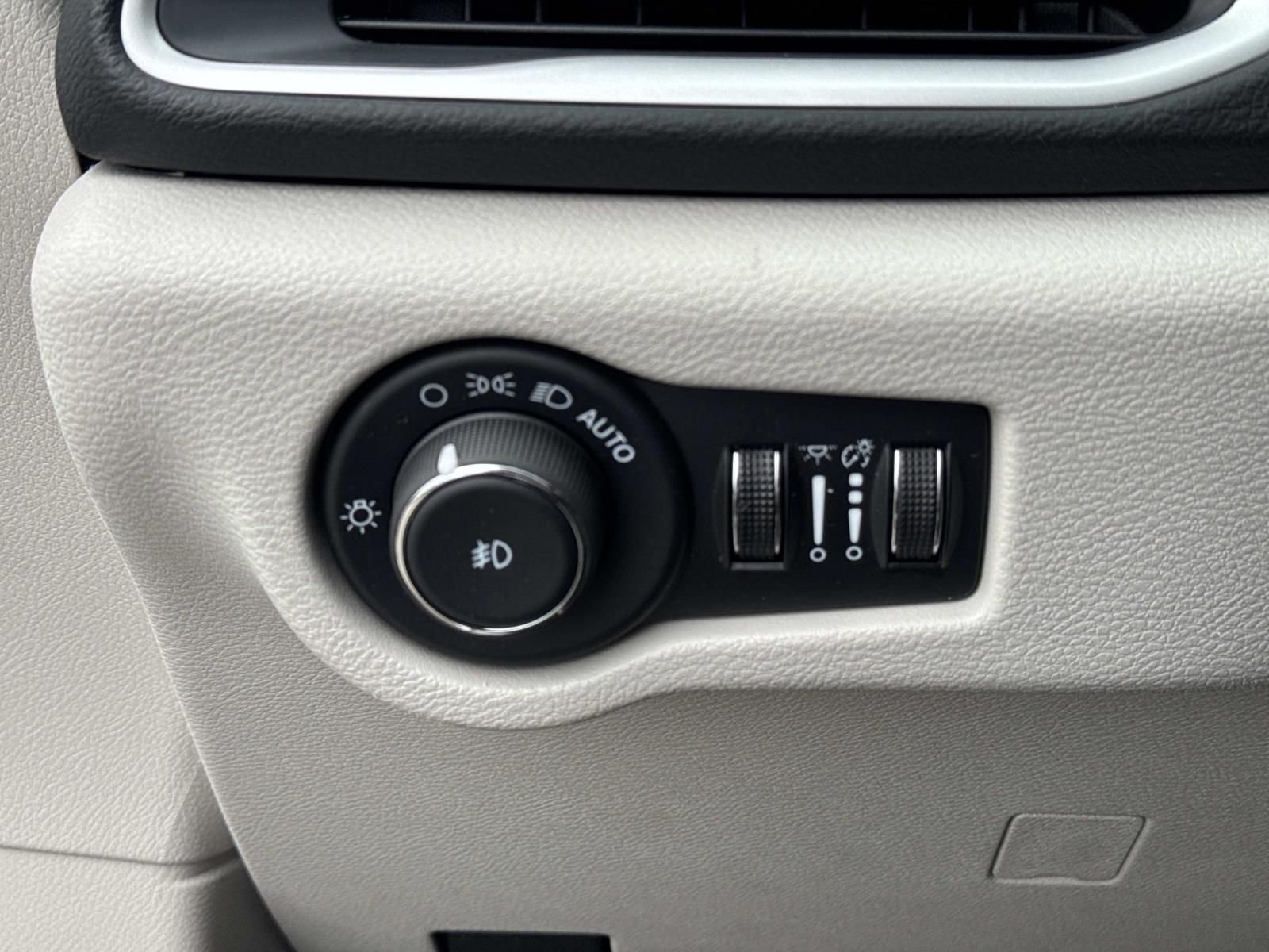 Used 2024 Silver Chrysler Touring L image 22