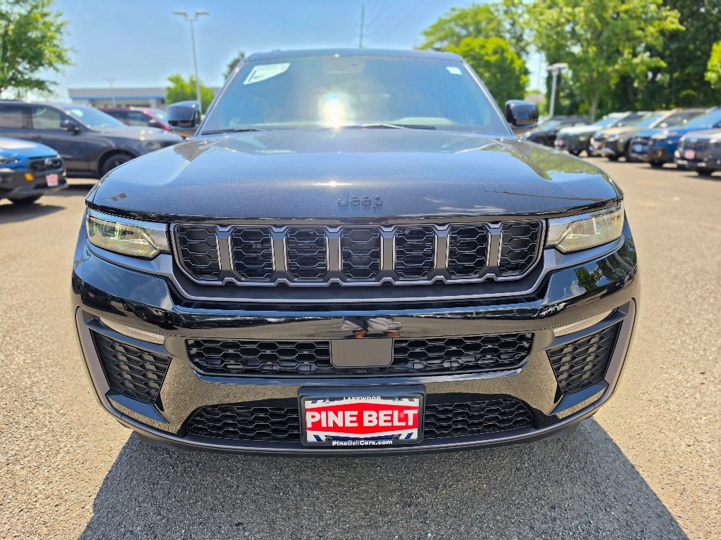 New 2026 Diamond Black Crystal Pearl-Coat Exterior Paint Jeep Limited image 7