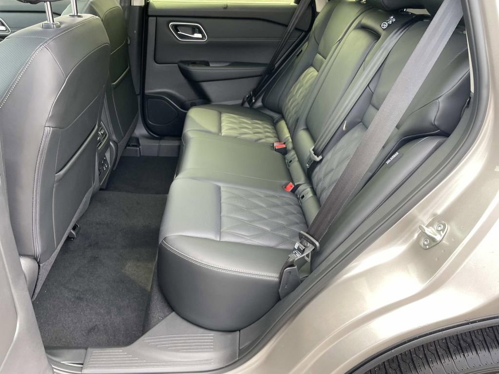 New 2026 Champagne Silver Metallic / Super Black Two-tone Nissan Platinum image 4