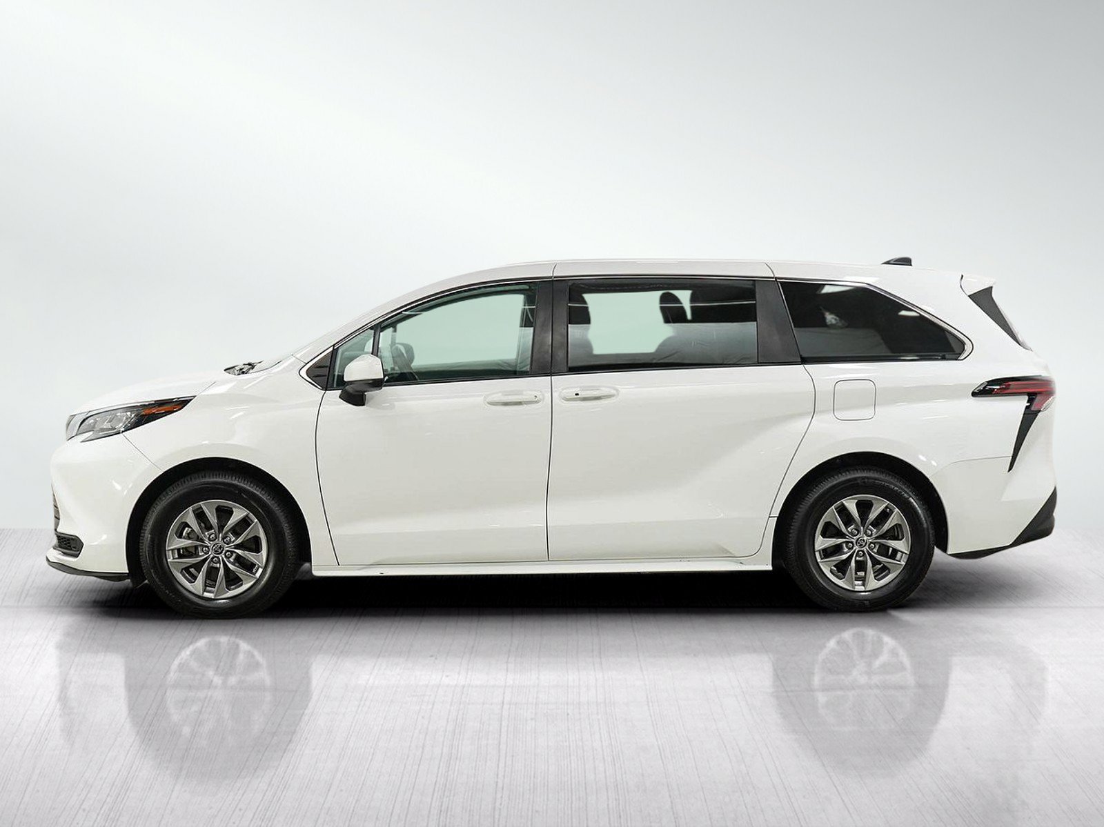 Used 2021 Toyota Sienna LE with VIN 5TDKSKFCXMS034949 for sale in Burnsville, Minnesota