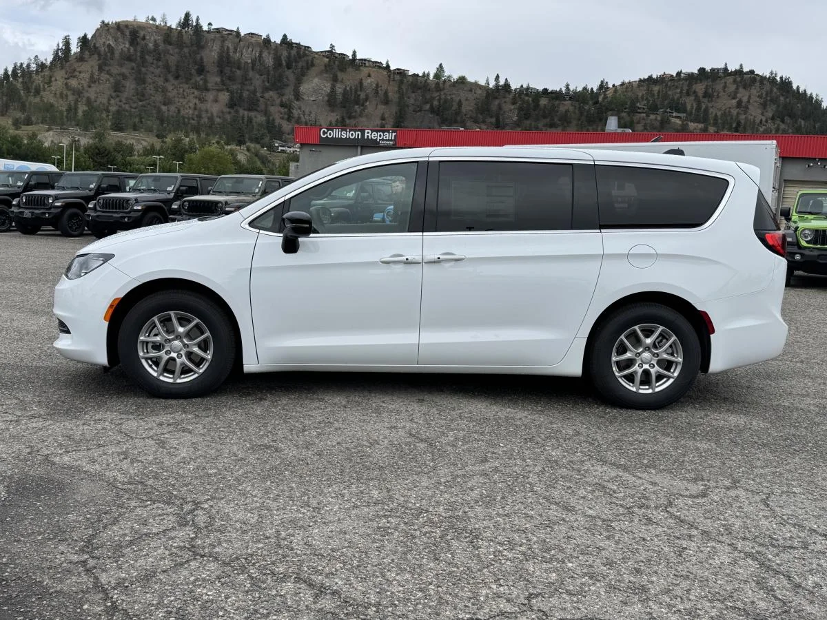 New 2027 White Chrysler SXT image 9