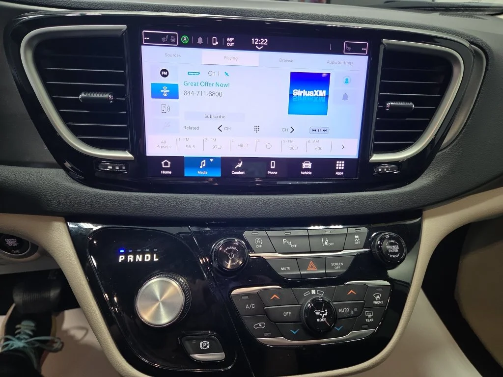 Used 2023 Silver Chrysler Touring L image 5