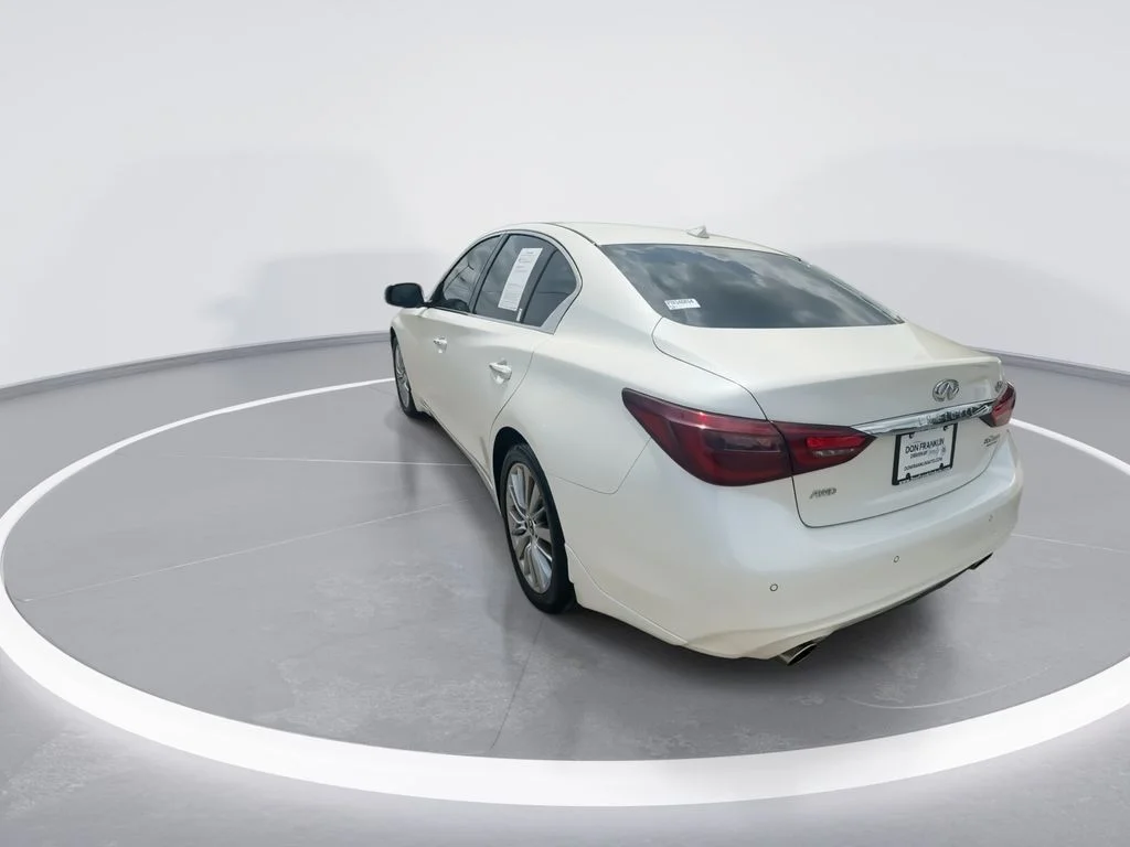 Used 2023 White INFINITI LUXE image 6