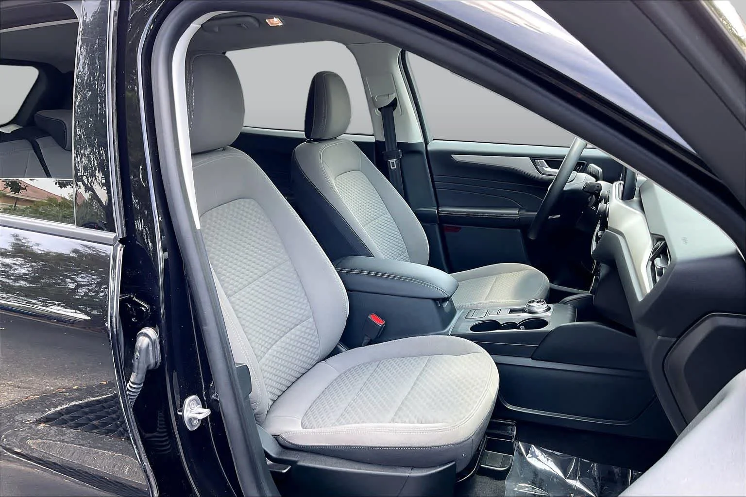 Used 2021 Agate Black Metallic Ford SE image 9