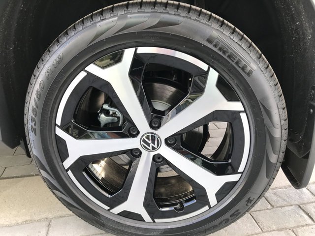 New 2026 Pyrite Silver Metallic Volkswagen SE image 12