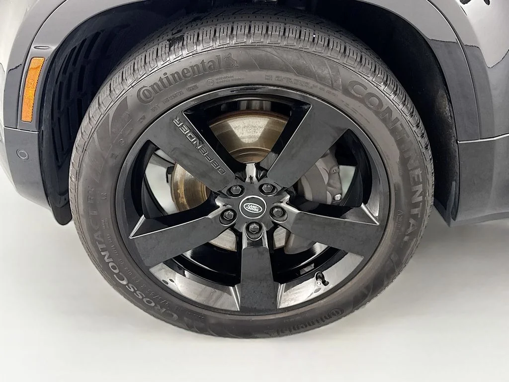 Used 2025 Black Land Rover X-Dynamic SE image 32