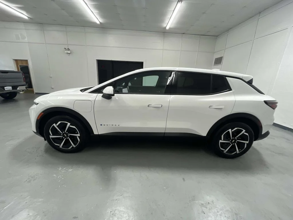 Used 2025 Summit White Chevrolet LT image 5