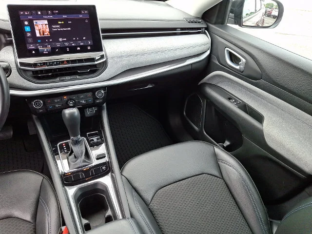 Used 2022 Red Jeep Latitude image 16