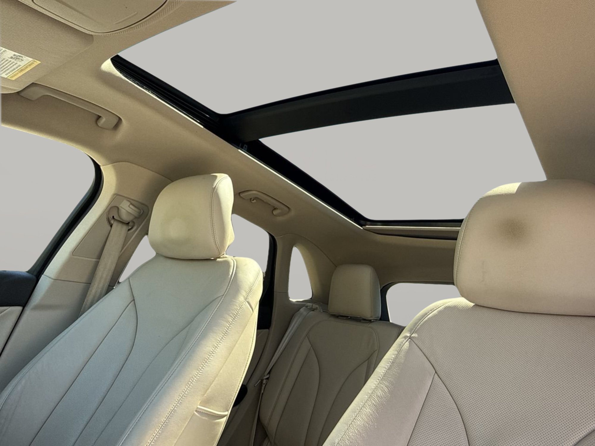 Used 2018 Ivory Pearl Lincoln Reserve image 21